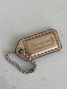 COACH Hang Tag Gold